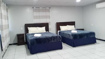 Habitación doble familiar, patio | Escritorio, cortinas blackout y wifi gratis