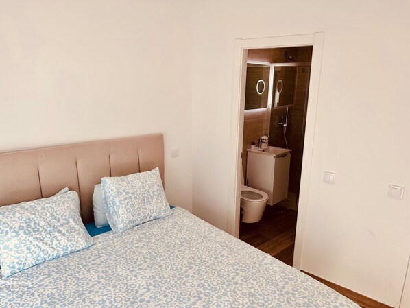 Iron/ironing board, WiFi, bed sheets