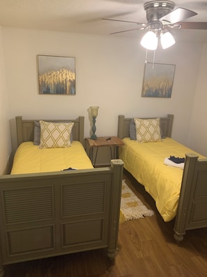 4 habitaciones, tabla de planchar con plancha, wifi y ropa de cama
