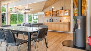 Une cuisine moderne avec des meubles en bois, un îlot central et une cuisinière intégrée.