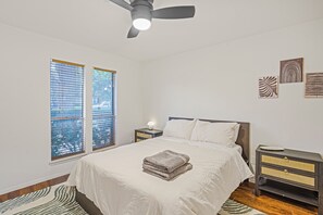 3 bedrooms, in-room safe, iron/ironing board, free WiFi - Austin Escape w/ Pool, Hot Tub & Game Room – DT ,Bars, South Congress, Airport ! (Austin)