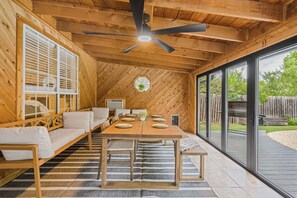 Outdoor dining - Austin Escape w/ Pool, Hot Tub & Game Room – DT ,Bars, South Congress, Airport ! (Austin)