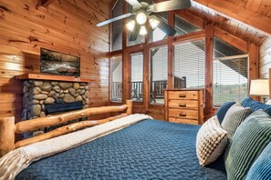 8 Schlafzimmer, Schreibtisch, Bügeleisen/Bügelbrett, Reisekinderbett