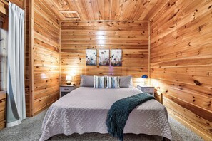 7 bedrooms, desk, iron/ironing board, travel cot