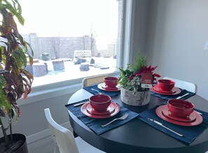 Dining - Spacious 2BR Suite Near U of C & Banff | 8 Guests (Calgary)