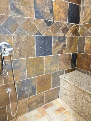 Shampoo - Spacious 2BR Suite Near U of C & Banff | 8 Guests (Calgary)