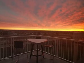 Outdoor dining - Spacious 2BR Suite Near U of C & Banff | 8 Guests (Calgary)