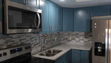 Frigorifero, microonde, forno, piano cottura