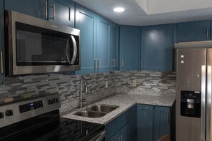 Frigorífic, microones, forn i placa de cuina 