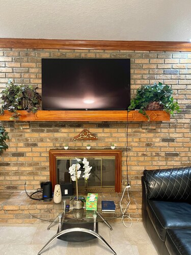 Spacious 6-bedroom house with WiFi, AC in pleasant Orlando