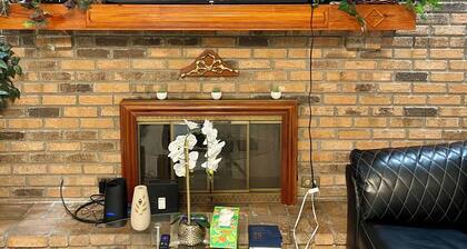 Spacious 6-bedroom house with WiFi, AC in pleasant Orlando