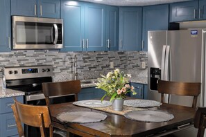 ثلاجة، ميكروويف، فرن، موقد طهي مسطح