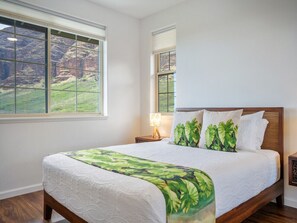 4 bedrooms, desk, iron/ironing board, free WiFi - New 4 Bedroom, Amazing Views, Near Beach, Free prk (Waianae)