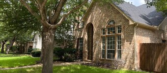 Charming Pet-Friendly 4-bedroom house with game table and board in superb Plano