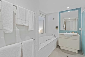 Serviettes fournies, savon, shampoing, papier toilette