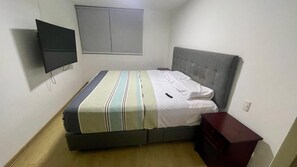 Planxa i posts de planxar, wifi gratuïta i roba de llit