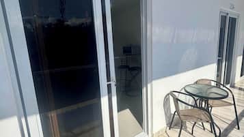 Room, 1 Bedroom, Smoking, Balcony | Tempat makan luar