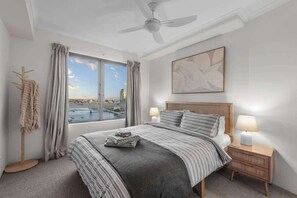 3 Schlafzimmer, Schreibtisch, Bügeleisen/Bügelbrett, Reisekinderbett