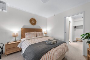 3 Schlafzimmer, Schreibtisch, Bügeleisen/Bügelbrett, Reisekinderbett