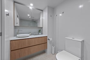 Dusche, Haartrockner, Handtücher, Seife