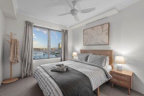 3 Schlafzimmer, Schreibtisch, Bügeleisen/Bügelbrett, Reisekinderbett