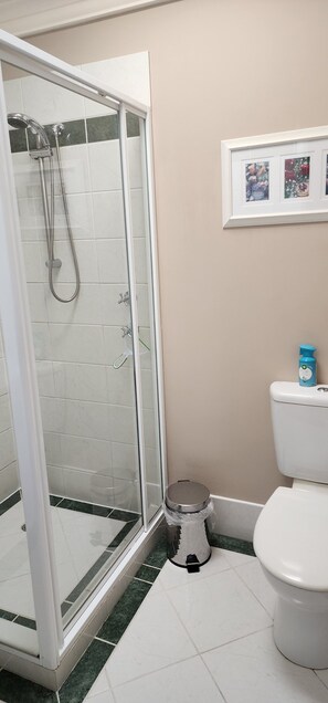 Douche, sĂšche-cheveux, serviettes fournies, savon