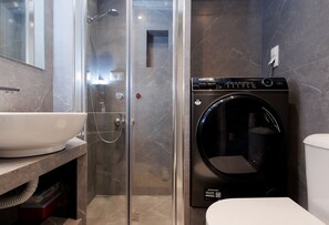 Een haardroger, handdoeken, zeep, toiletpapier