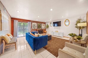 Smart TV, fireplace, books - Magical 5BR Family Paradise - Jacuzzi | Sleeps 16+ (Norwalk)