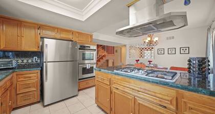 Huge 5BR • Jacuzzi 15min to Disneyland • Sleeps 18