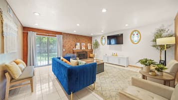 Smart TV, chimenea y libros