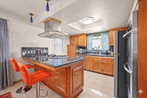 Fridge, microwave, oven, stovetop - Magical 5BR Family Paradise - Jacuzzi | Sleeps 16+ (Norwalk)