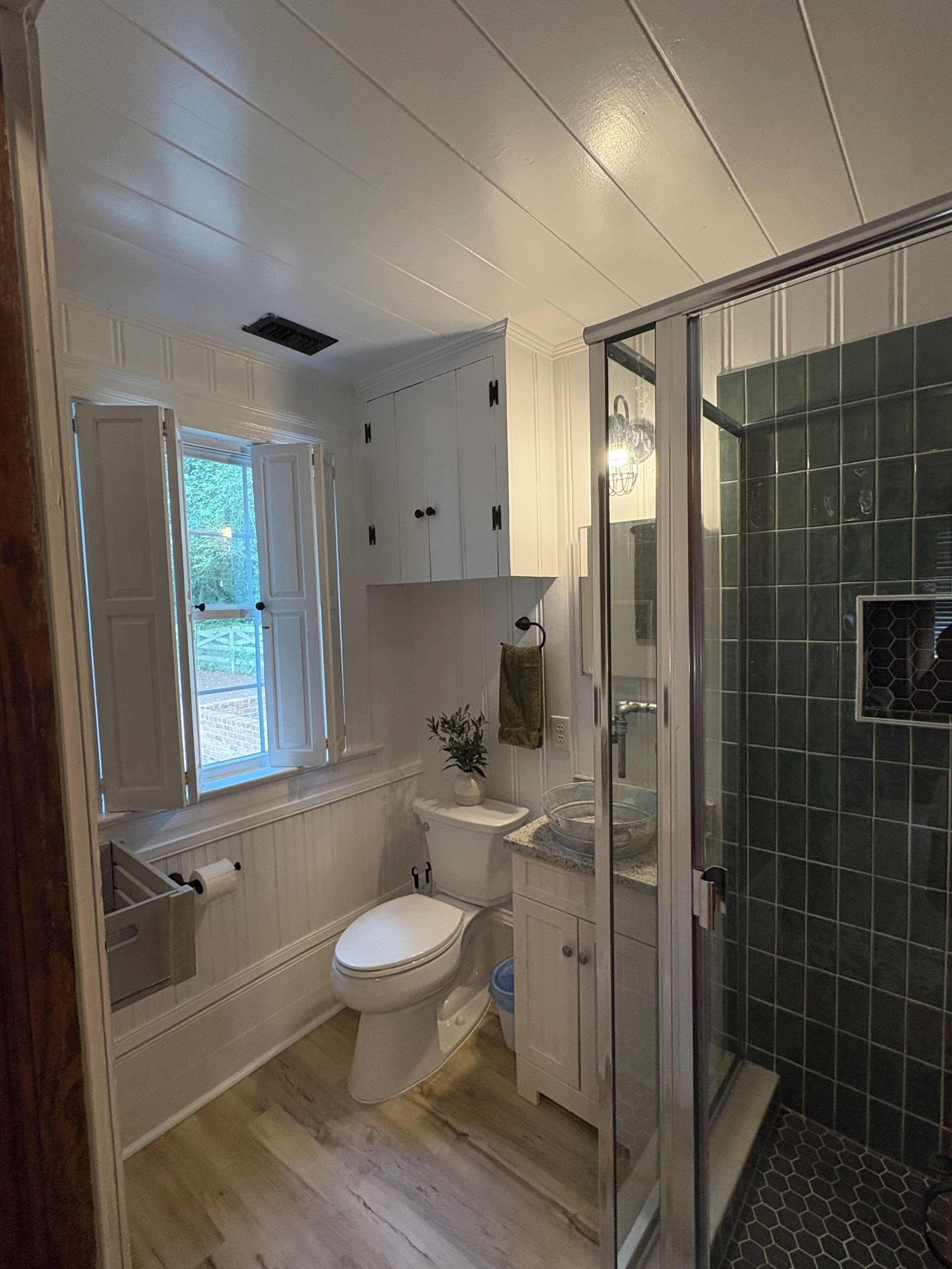 Secador de pelo, toallas, jabón y papel higiénico