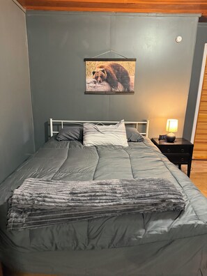 Tabla de planchar con plancha, wifi y ropa de cama