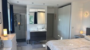 3 室のベッドルーム、セーフティボックス (室内)、アイロン / アイロン台、WiFi (無料)