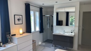 Shower, hair dryer, towels