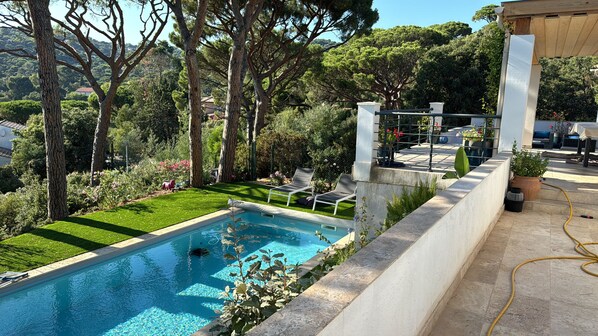 حمّام سباحة خارجي، حمّام سباحة مُدفَّأ