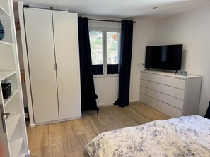 3 chambres, coffres-forts dans les chambres, fer et planche à repasser