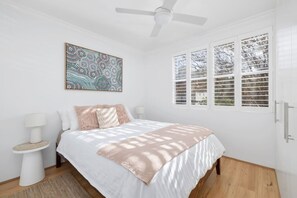 2 Schlafzimmer, Schreibtisch, Bügeleisen/Bügelbrett, Reisekinderbett