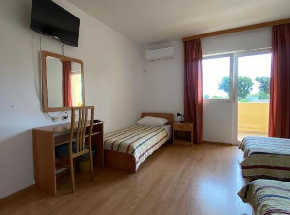 1 habitación y tabla de planchar con plancha