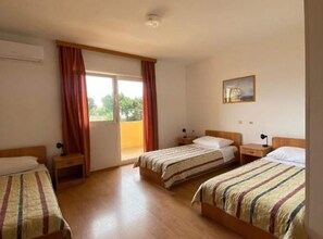 1 habitación y tabla de planchar con plancha