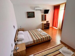 1 habitación y tabla de planchar con plancha