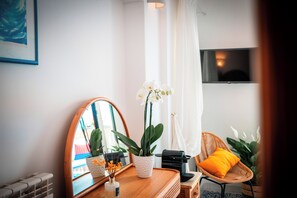 Huone, 1 makuuhuone, terassi, kaupunkinäköala | Olohuone | Kirjoja