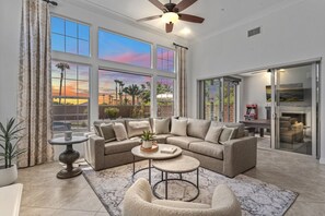 Smart-TV, Kamin, Videospiele, Tischtennisplatte