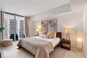 1 dormitorio, escritorio, tabla de planchar con plancha y wifi
