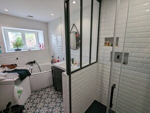 Een haardroger, zeep, toiletpapier