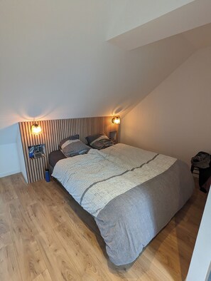 4 habitaciones, tabla de planchar con plancha, wifi y ropa de cama 