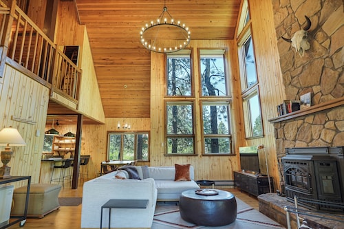 Modern 3BR Alpine Cabin, Mtn Views, Deck, Nearby Lakes and Purgatory Skiing