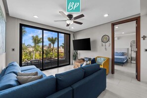 Una televisión, una oficina