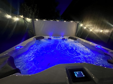 Outdoor spa tub. Family friendly! Hot Tub, 3 King Beds. Fire Pit. Minutes to airport/downtown.