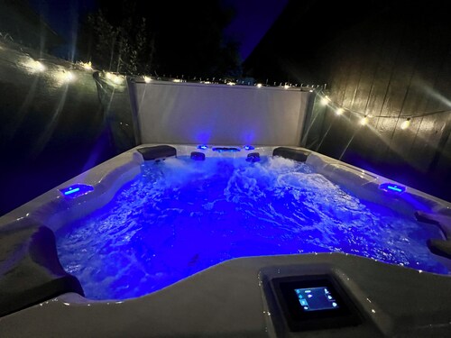 Family friendly! Hot Tub, 3 King Beds. Fire Pit. Minutes to airport/downtown.